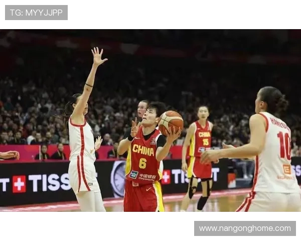 中国篮球队迎战强敌，年轻球员表现亮眼，争夺国际赛场荣誉刻不容缓